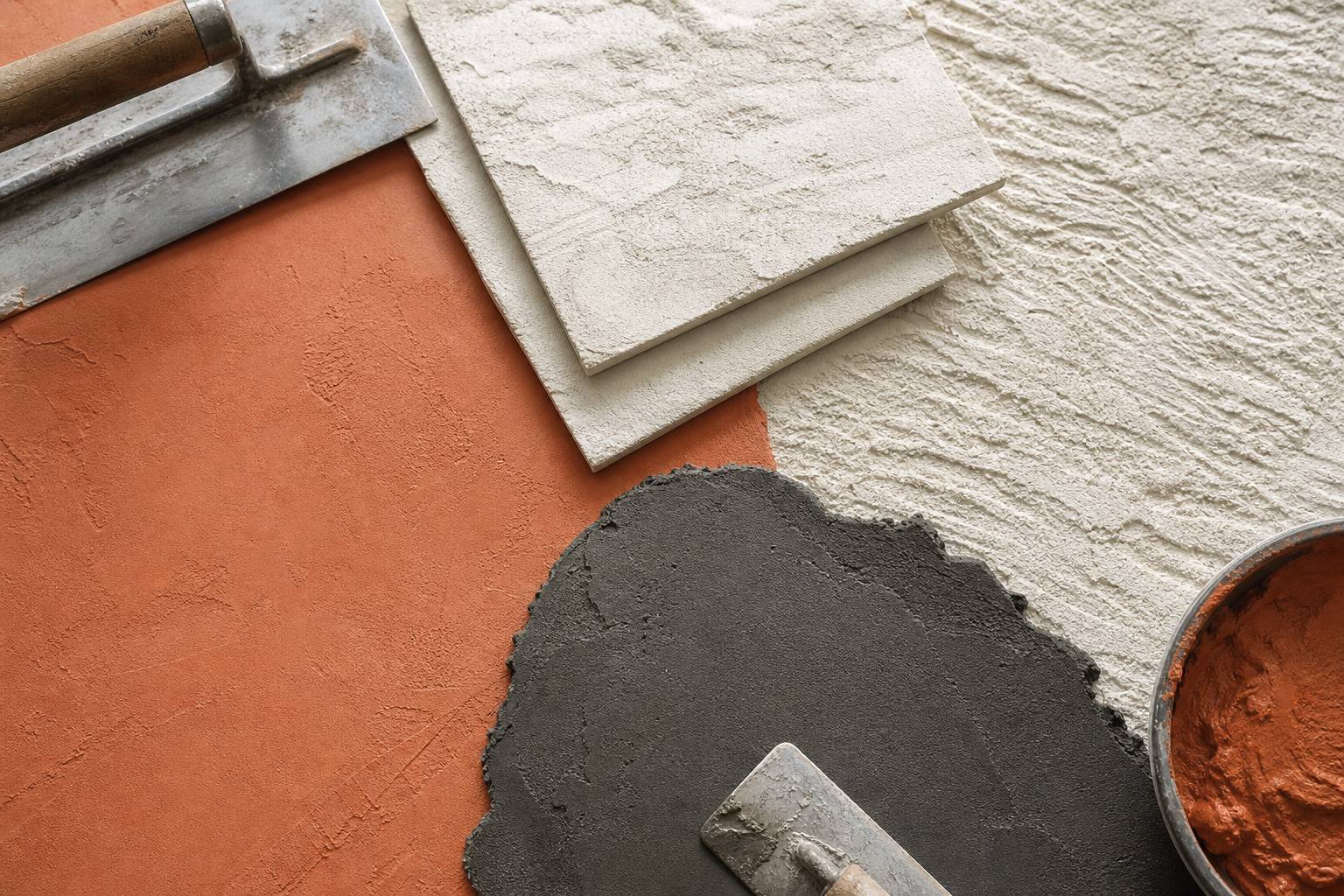 Truelle et outils pour enduit décoratif, texture murale en cours de réalisation