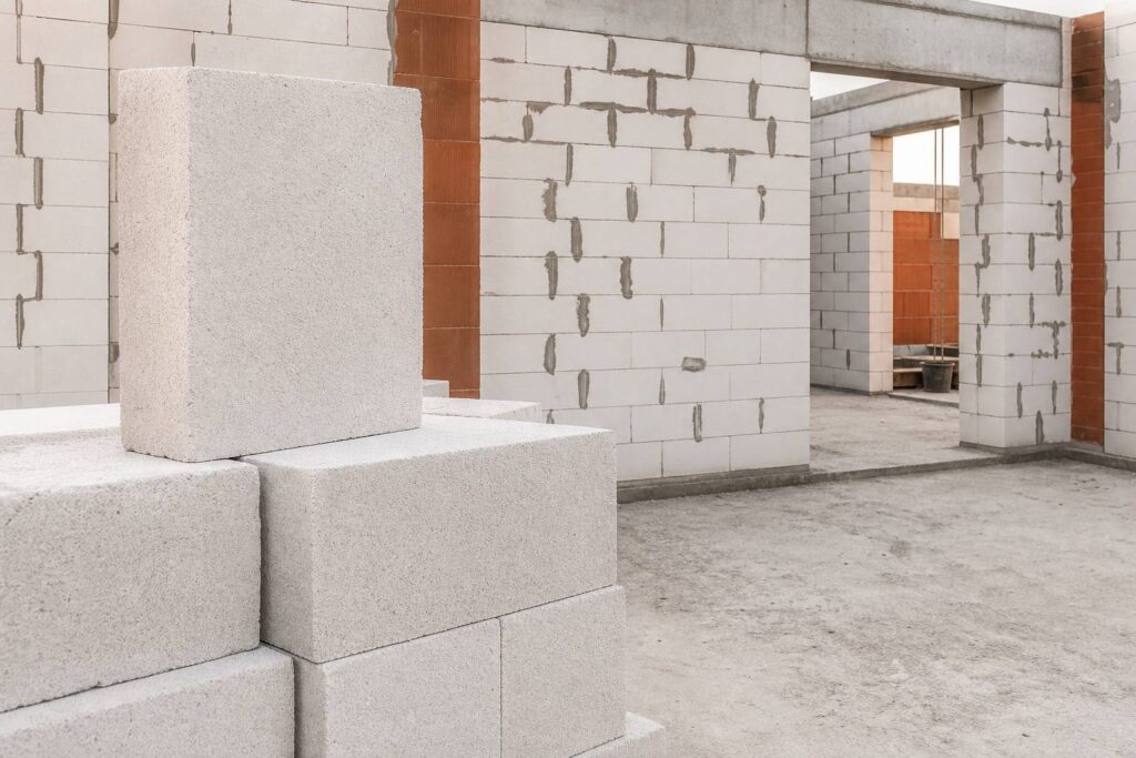 Blocs de beton cellulaire empiles sur chantier mur en construction texture minerale