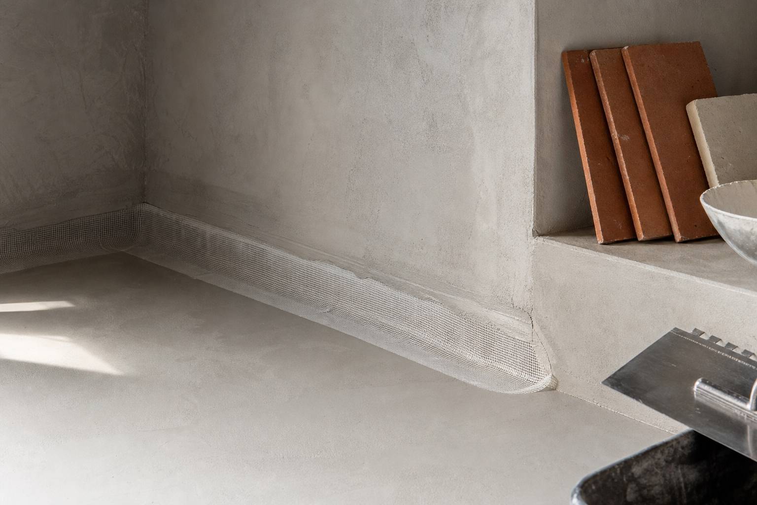 Mur de douche en beton cire avec produit d entretien adapte pour preserver l etancheite