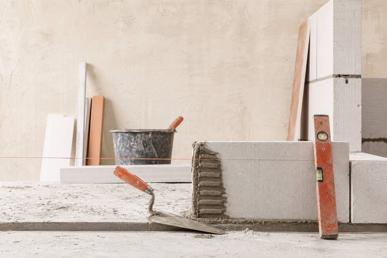 Outils maconnerie truelle niveau bulle blocs mortier colle pour pose beton cellulaire