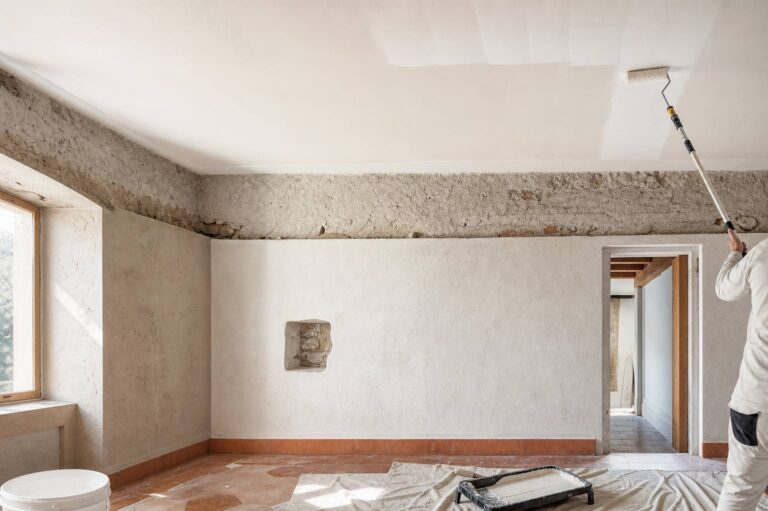 Peinture plafond : appliquer sans traces ni reprises