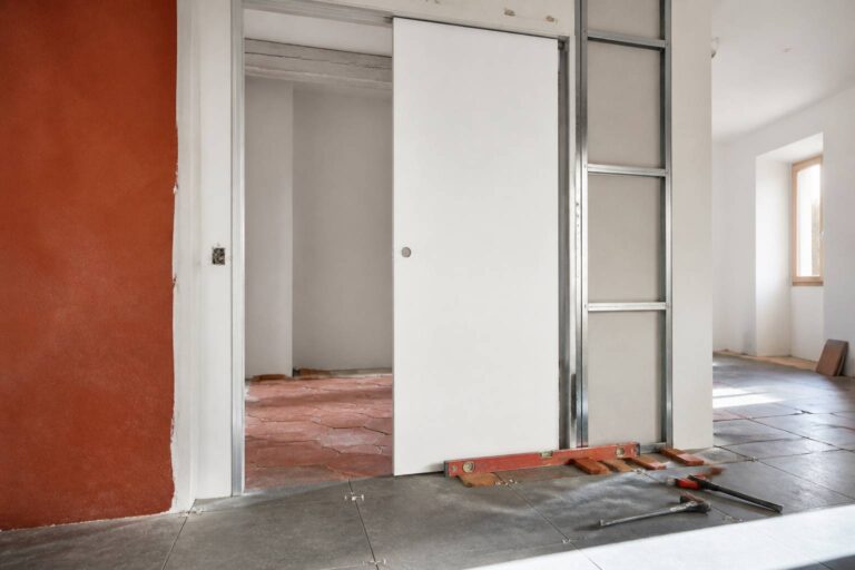 Porte à galandage : pose, prix et contraintes de cloison