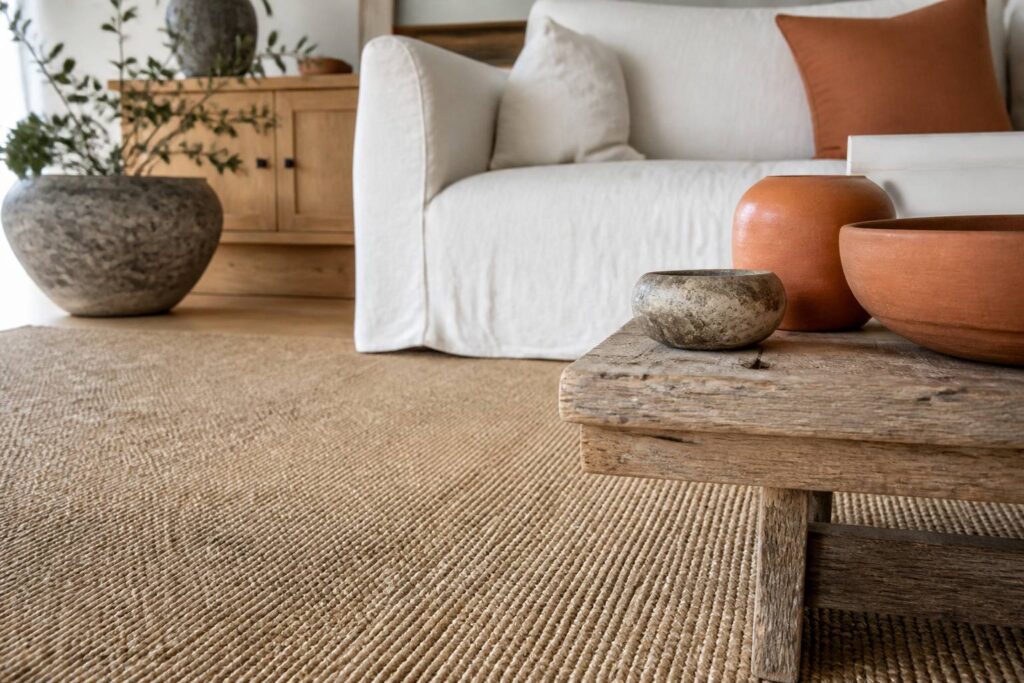 Sol en sisal naturel texturé dans un salon lumineux