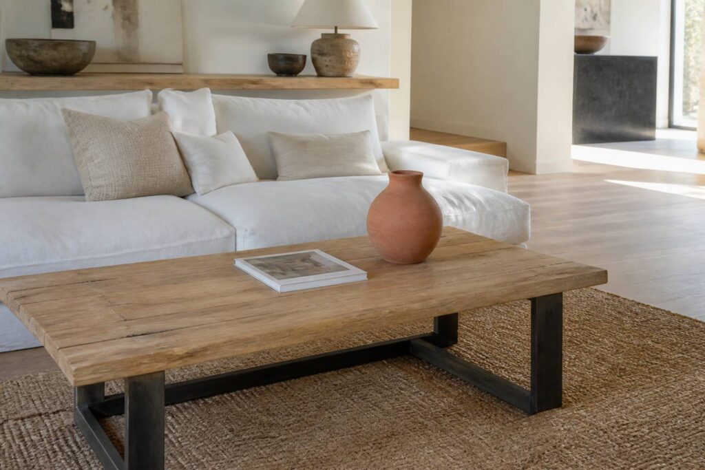 Table basse design en bois et métal dans un salon moderne et lumineux