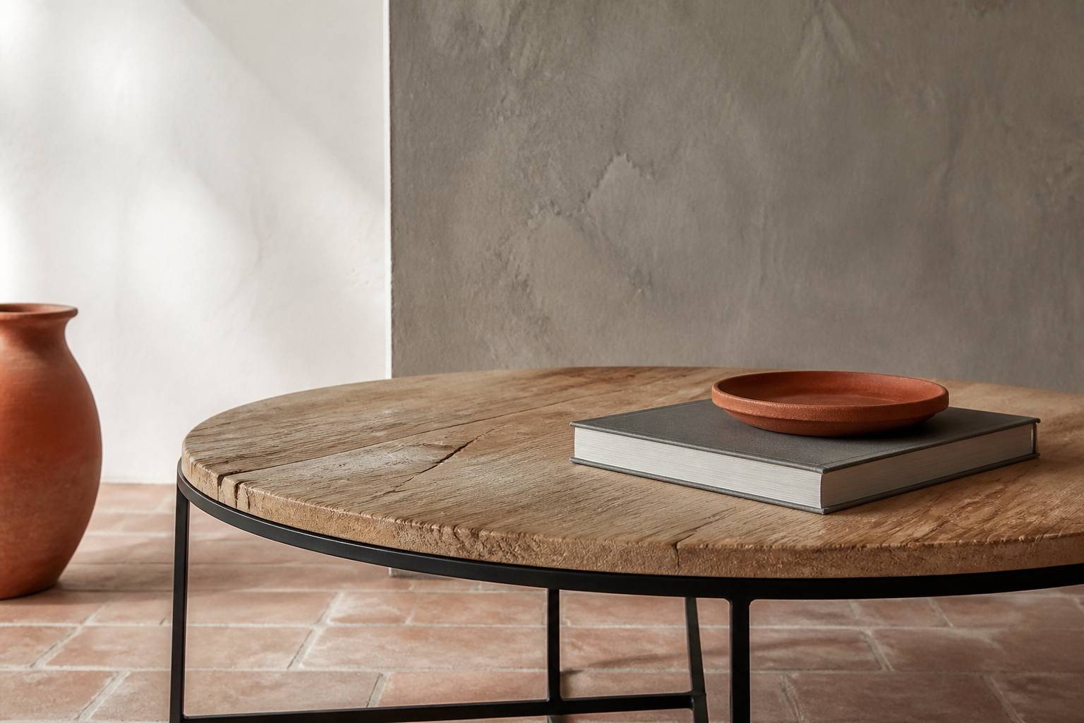 Détail d'une table basse design montrant le bois, le métal et la céramique