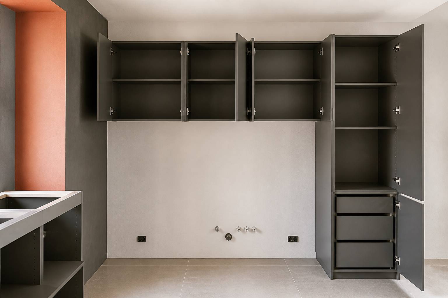 Meubles hauts et colonnes de cuisine en mélaminé avec portes ouvertes et étagères intérieures